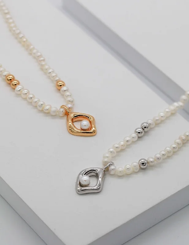 Three-dimensional Square Pendant Pearl Necklace